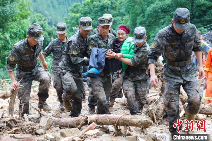 重庆万州：武警官兵奋战救灾一线