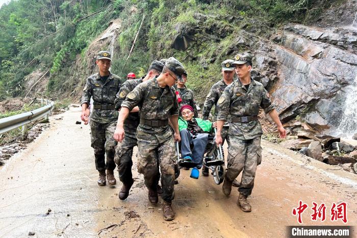 7月4日，万州区长滩镇，武警官兵转移被困群众。　李东 摄