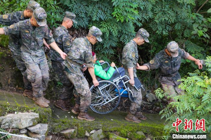 7月4日，万州区长滩镇，武警官兵转移被困群众。　李东 摄