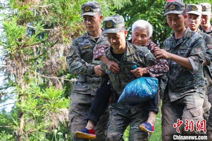 7月4日，万州区长滩镇，武警官兵转移被困群众。　李东 摄