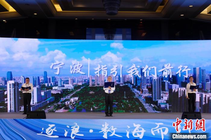 林波 摄会上,由蔡明东,陈宗辉,黄昭仁组成的"