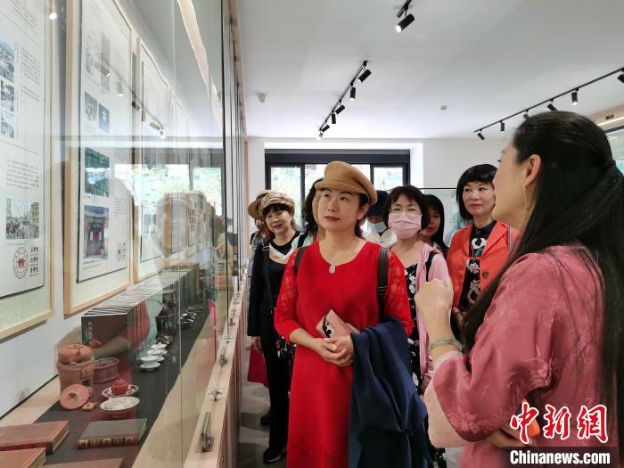 图为两岸婚姻家庭代表参观云南省对台交流基地弘益大学堂。　胡远航 摄