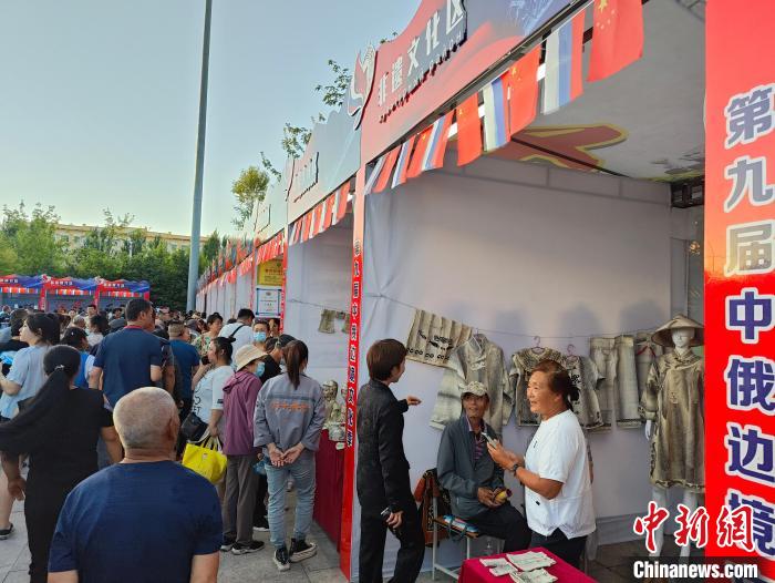 游客和同江市民游览中俄边境文化季非遗文化展区。　姜辉 摄