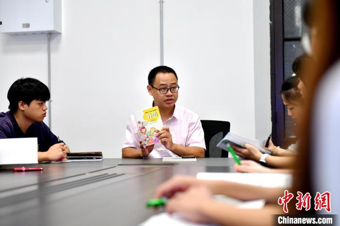 7月4日，台湾教师陈昭志在大学生个性化培养课程上讲述课程教材的重要性。　吕明 摄