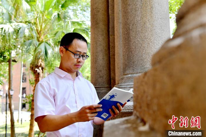 图为福建师范大学教育学院台湾教师陈昭志正在看书。　吕明 摄