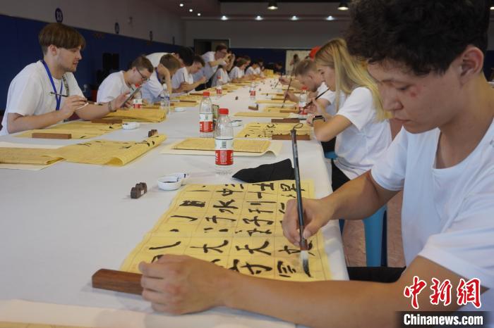 图为训练营成员练习中国书法。　韩章云 摄