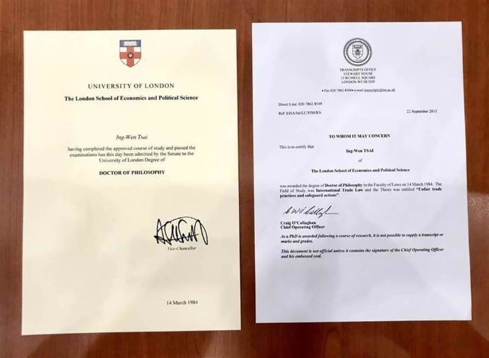 蔡英文办公室2019年曾在记者会中，秀出蔡英文的学历证明