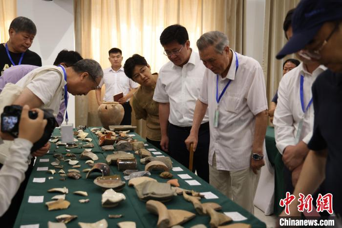 与会专家查看永济渠故道、武城遗址出土陶、瓷碎片等。　齐红雨 摄