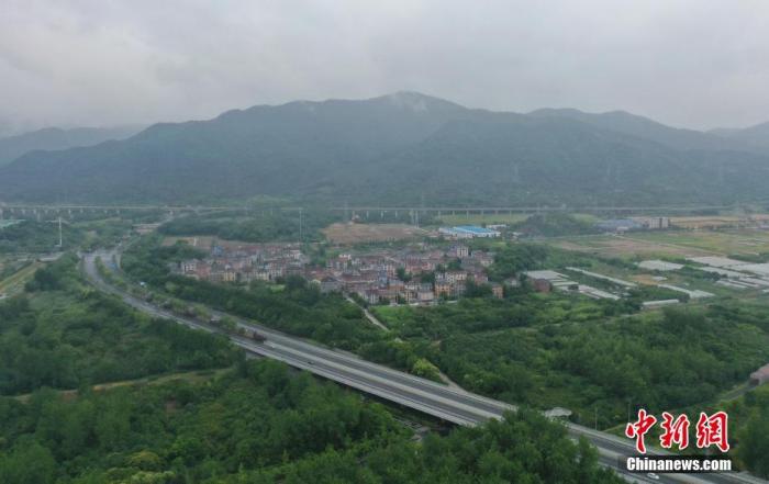 资料图：浙江杭州，富春江杭州富阳段附近公路通达。<a target='_blank' href='/'>中新社</a>记者 王刚 摄