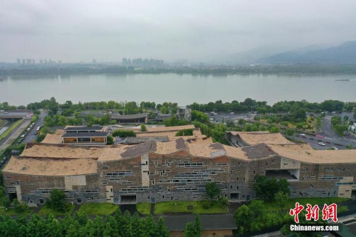 资料图：浙江杭州，富春江畔的公望美术馆颇具江南特色。<a target='_blank' href='/'>中新社</a>记者 王刚 摄