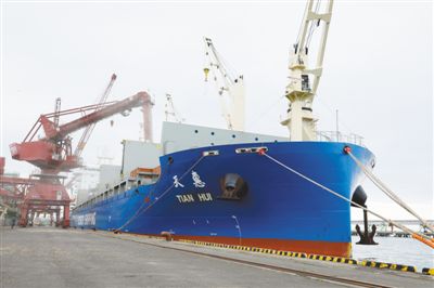 成功首航北极航道的“天惠轮”正在日本北海道钏路港卸货。（人民日报记者 刘军国 摄）