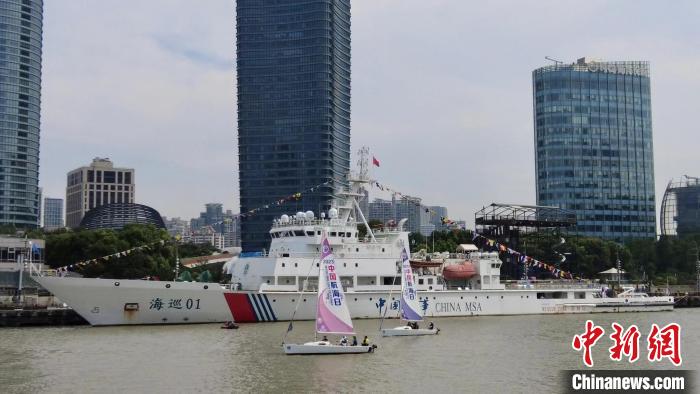 海事巡航救助船“海巡01”轮停靠国客码头，向公众免费开放。　朱秋祉傲 摄