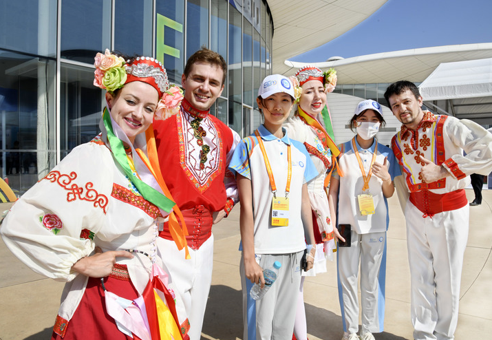 6月15日，来自白俄罗斯的演员在表演结束后与志愿者合影。当日，上海合作组织产业链供应链论坛暨2023上合国际投资贸易博览会在青岛开幕。