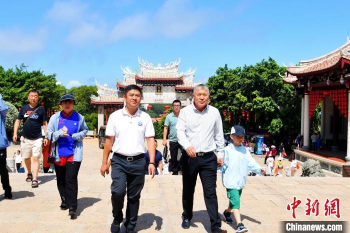 7月11日，阿曼中国和平统一促进会会长刘影东(前右)在湄洲妈祖祖庙参访。　程黎婷 摄
