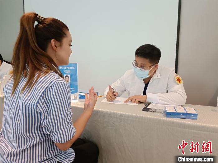 中国援柬中医医疗队走进金边社区开展首次义诊