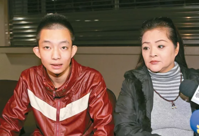 台北市夜店杀警案受刑人易宝宏（左）是女艺人易淑宽独子