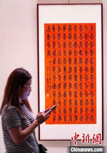 图为陈语山创作的《百寿图》。　侯宇 摄