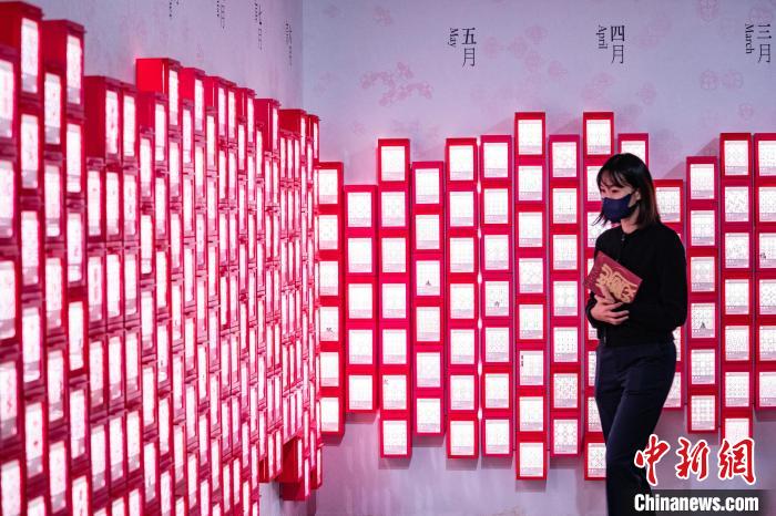 图为同场展出的日籍香港艺术家伊藤彦子创作的互动艺术装置《生日快乐 Likeboxes》。　侯宇 摄