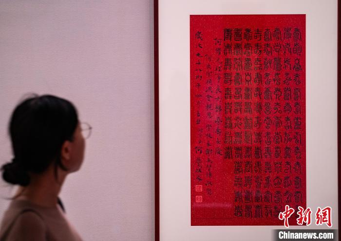 图为何筱宽创作的《百寿图》。　侯宇 摄