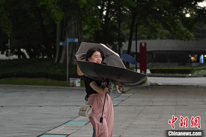 大风将一名市民的雨伞吹翻。　陈骥旻 摄