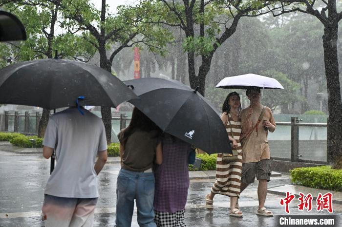 市民雨中出行。　陈骥旻 摄