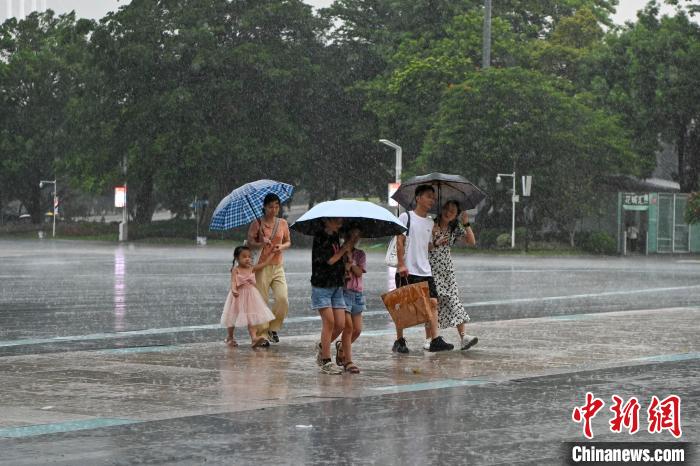 市民雨中出行。　陈骥旻 摄