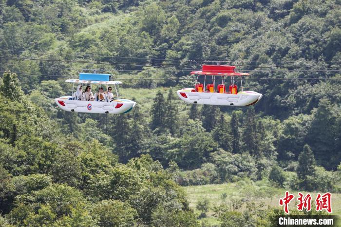 民众在景区体验“高空飞艇”项目。　瞿宏伦 摄