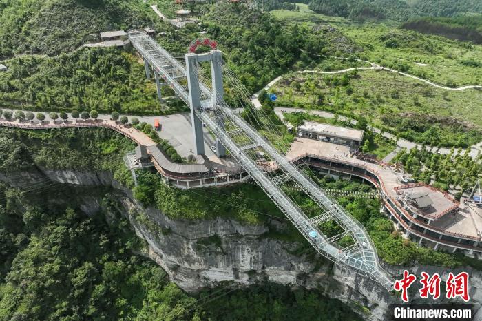 航拍民众在景区“悬挑空中玻璃走廊”上游玩。　瞿宏伦 摄