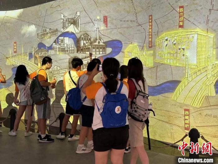 华裔少年参观苏州河工业文明展示馆。　上海市侨联供图