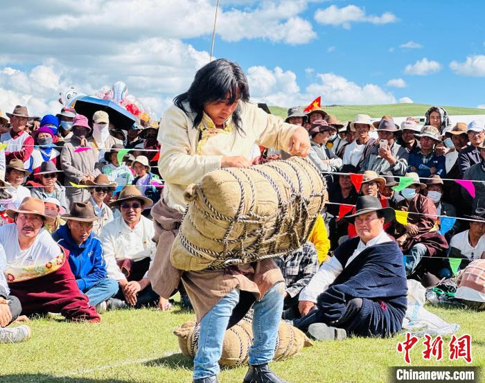 图为草原汉子举沙袋。　卓太才让 摄