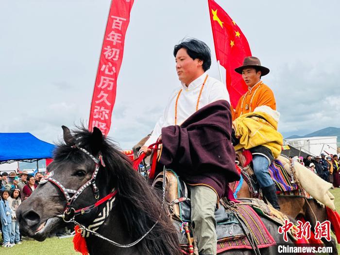 图为参加草原游牧民俗文化旅游节的藏族汉子。　卓太才让 摄