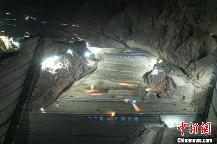新疆大石峡水利枢纽工程：大坝关键主体进入填筑高峰期