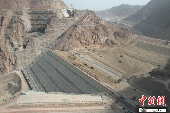 妨碍当初，新疆大石峡水利关键工程I标名目部大坝重点部位节点稳步增长，大坝关键主体进入填筑高峰期。　新疆大石峡水利关键工程名目部提供
