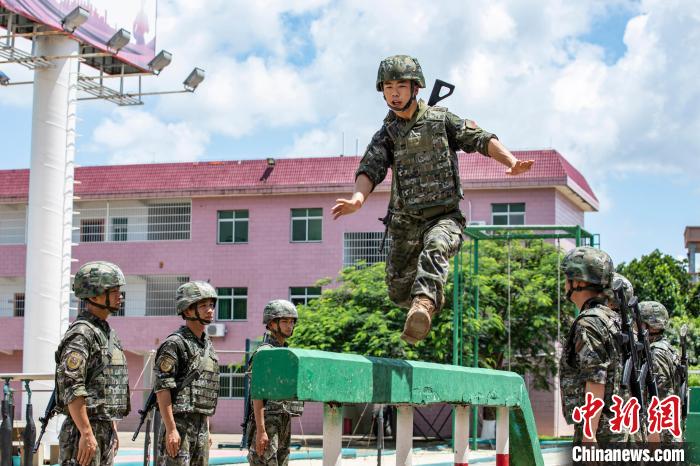 武警官兵在进行通过独木桥障碍训练。　余海洋 摄