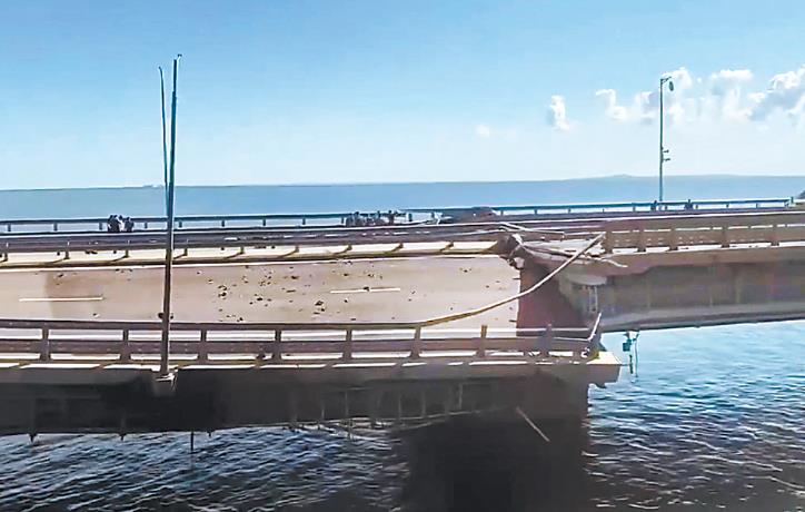 克里米亚大桥17日遭到袭击。图为当地媒体Сrimea24TV拍摄的视频截图，显示大桥路面严重受损。