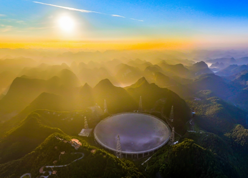 晨曦中的中国天眼FAST全景（无人机照片，2022年7月25日维护保养期间拍摄）。（图源：新华社）
