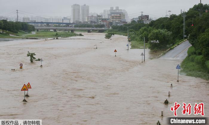 近期，韩国连日强降雨引发洪水等自然灾害，图为韩国清州一河流洪水泛滥。