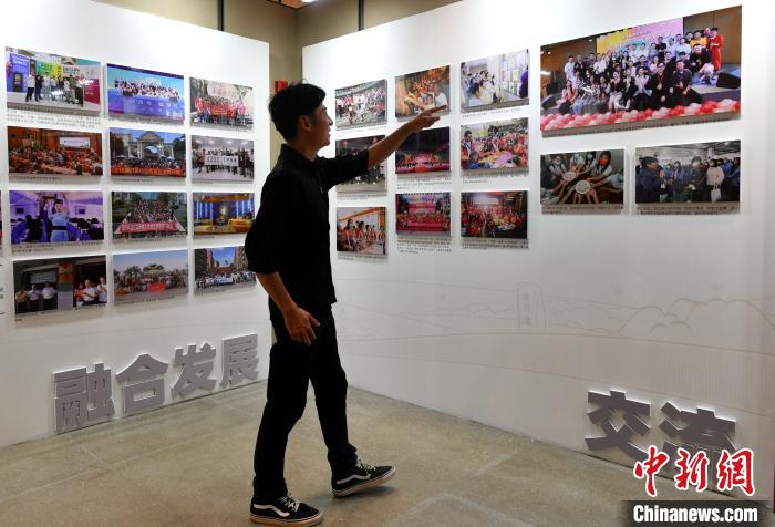 来自台湾桃园的“80后”音乐人张家豪正在参观图片展。　吕明 摄