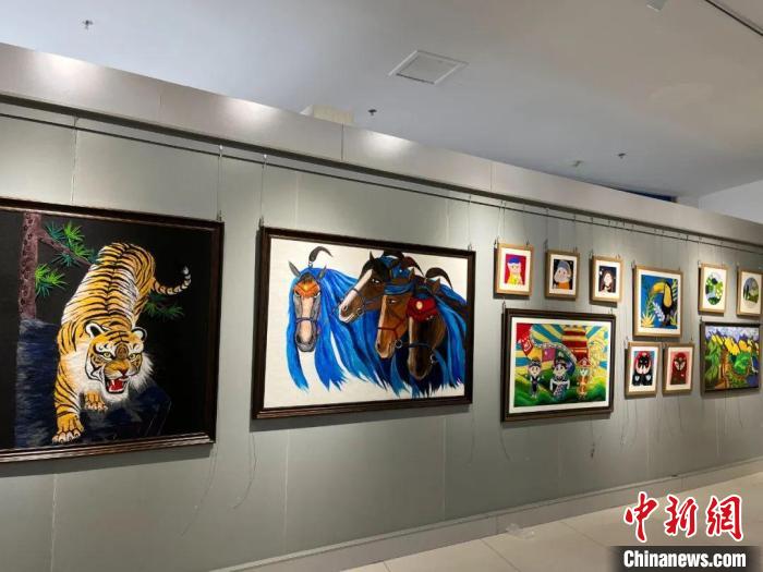 图为伊金霍洛旗第三小学学生制作的羊毛毡画展。　吕京供图