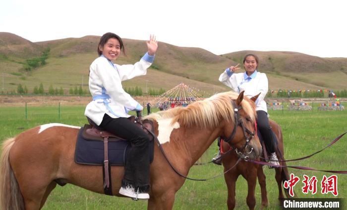 图为骑马是每一名来到草原的大学生最受欢迎的活动。　塞汗托雅 摄