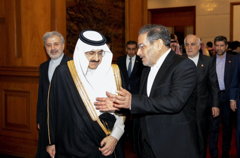 沙特国务大臣兼国家安全顾问艾班与伊朗最高国家安全委员会秘书沙姆哈尼在会议举行期间交谈。（图源：路透社）