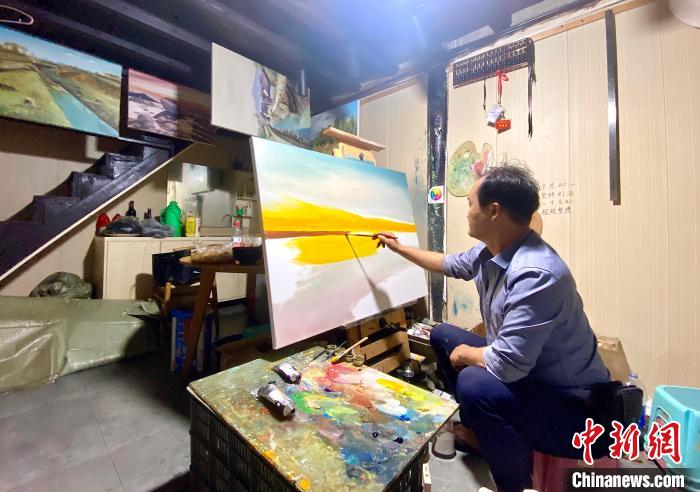 “陋室画家”火出圈两年后：不再收废品一心追求油画梦
