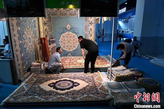 伊朗地毯在文博会上展销。刘文华 摄