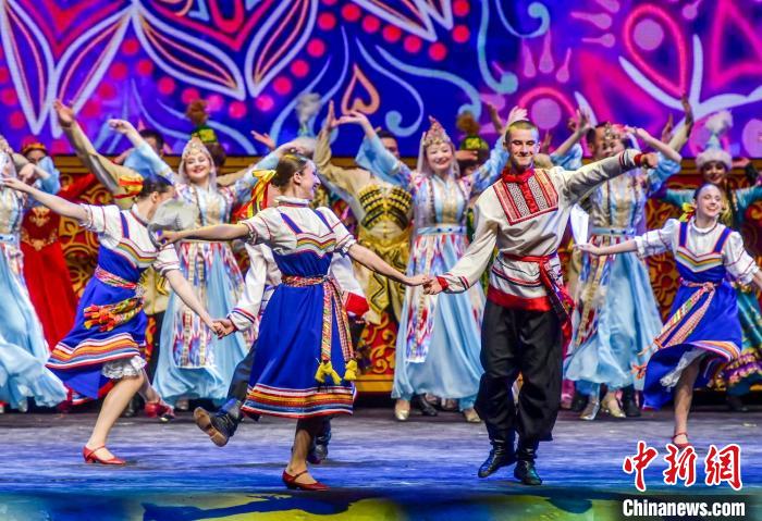 俄罗斯萨拉托夫州曙光歌舞团的演员在开幕式上表演。