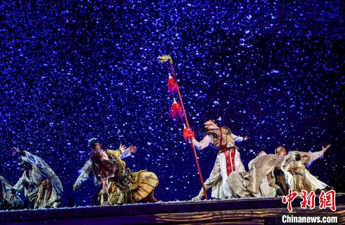 开幕式后，由新疆艺术剧院歌舞团表演的大型原创历史题材舞剧《张骞》。