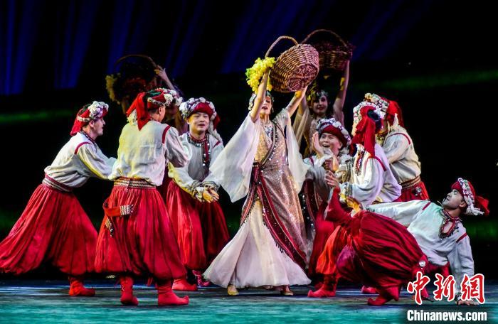 开幕式后，由新疆艺术剧院歌舞团表演的大型原创历史题材舞剧《张骞》。