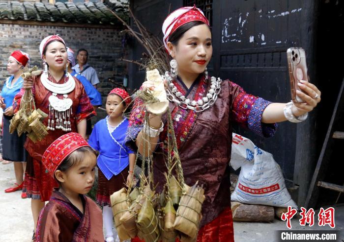 贵州苗族女同胞包粽粑庆祝“六月六”粽粑节