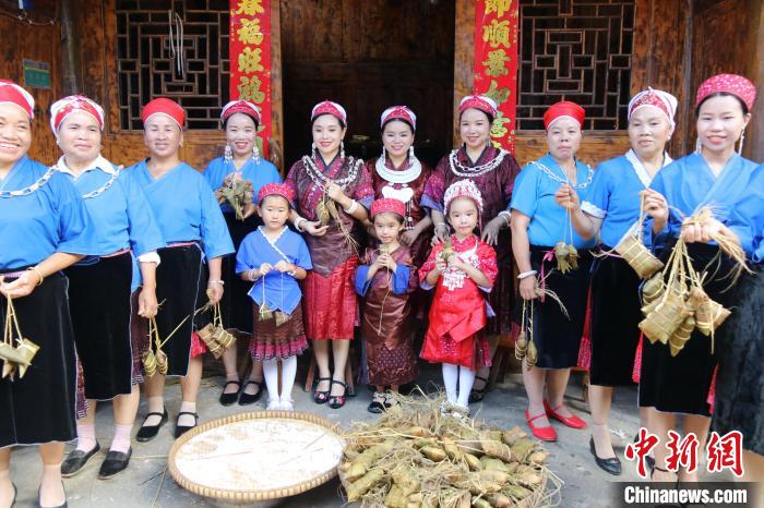 施秉县杨柳塘镇板屯村陆地坪苗寨苗族女同胞们一起包粽粑，共庆“六月六”粽粑节。　王金岗 摄