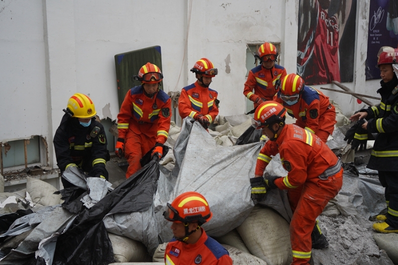 黑龙江省齐齐哈尔市一中学体育馆楼顶坍塌 10余人被困