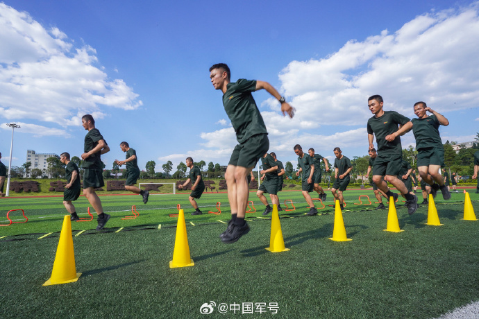快乐1武警官兵开展趣味体能训练